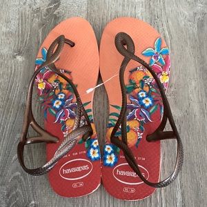 NWT Havaianas Flip flops, with flower design